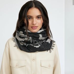 Wilfred
Diamond Mosaic Triangle Scarf